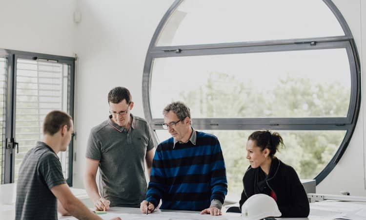 Les ingénieurs de A2S  au bureau. Validation du plan 